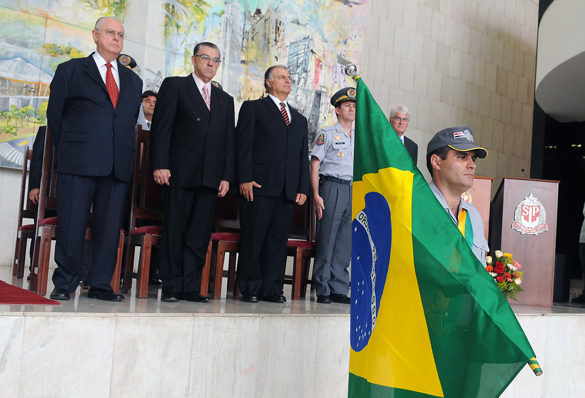 Barros Munhoz, Edson Ferrarini, Conte Lopes, lvaro Camilo e Roberto Engler durante a cerimnia<a style='float:right;color:#ccc' href='https://www3.al.sp.gov.br/repositorio/noticia/12-2009/APMAL  -_4332 -  MAU.jpg' target=_blank><i class='bi bi-zoom-in'></i> Clique para ver a imagem </a>